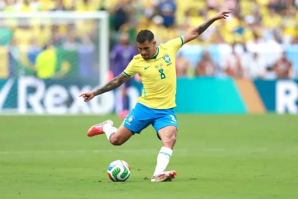 Jugador de Brasil pateando un balón en el campo