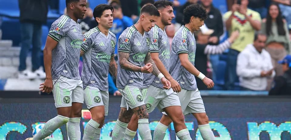 Jugadores de Club América celebrando en el partido