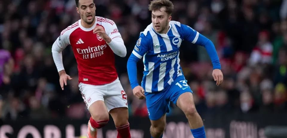 Jugadores de Arsenal y Brighton compiten por el balón