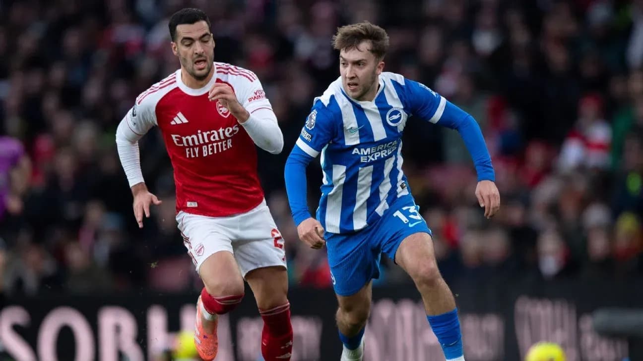 Jugadores de Arsenal y Brighton compiten por el balón