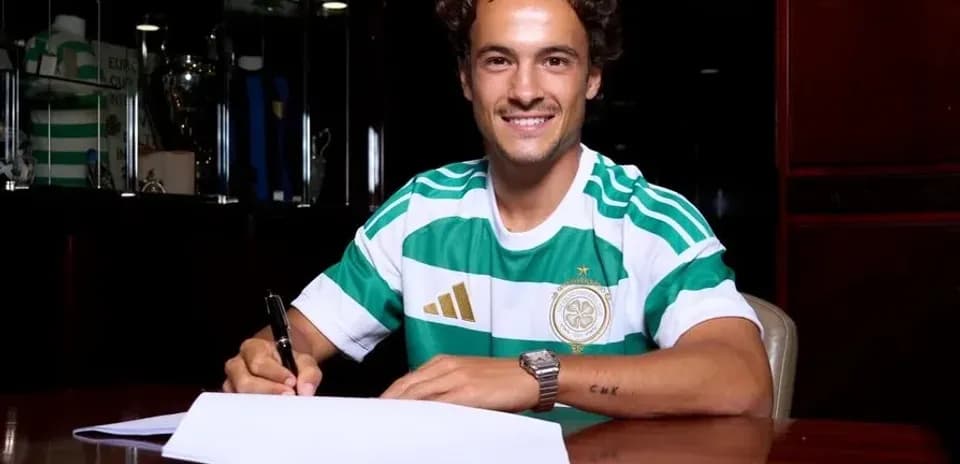 Jugador firmando contrato en camiseta del Celtic