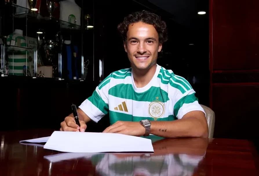Jugador firmando contrato en camiseta del Celtic