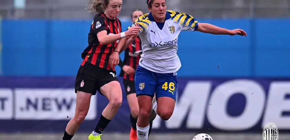 Jugadora de AC Milan compitiendo por el balón
