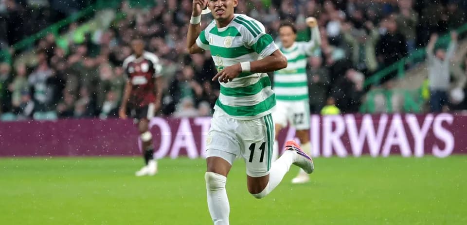 Jugador de Celtic celebra un gol en partido