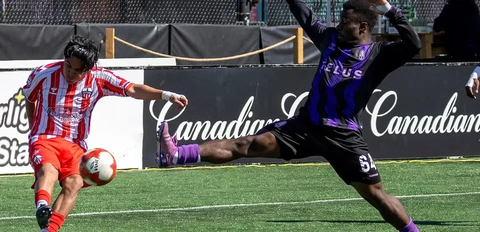 Jugador de Atlético Ottawa en acción durante el partido