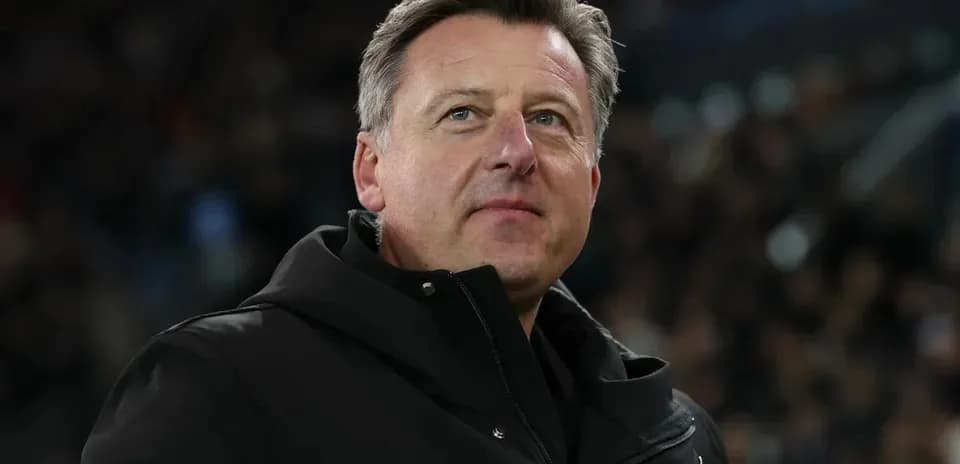 Entrenador observando el partido desde la línea lateral