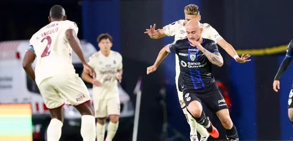 Jugador de Independiente del Valle avanzando con el balón