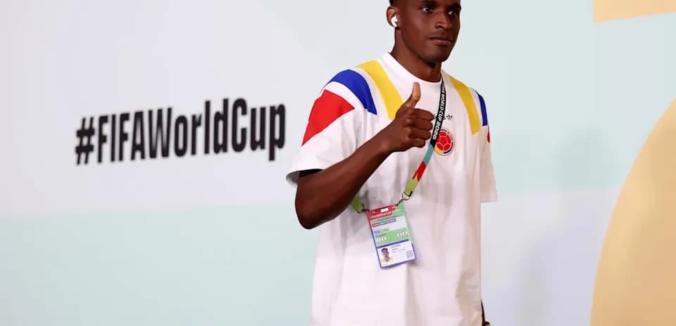Jugador de Colombia posando con pulgar arriba