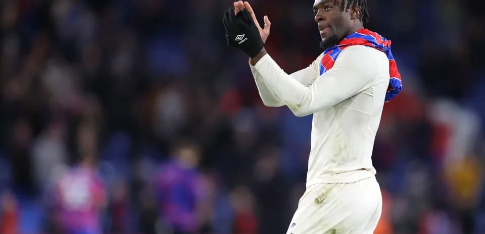 Jugador aplaudiendo a la afición después del partido