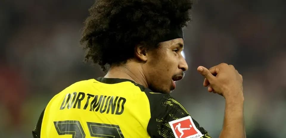 Jugador de Dortmund señalando con el dedo en partido