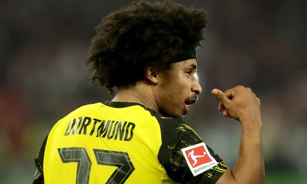 Jugador de Dortmund señalando con el dedo en partido