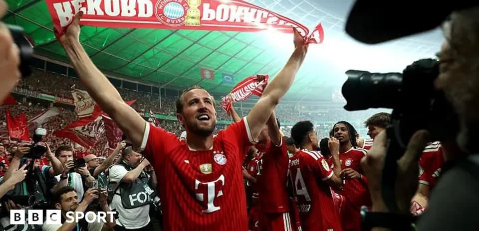 Jugador de Bayern Múnich celebrando con bufanda en el estadio