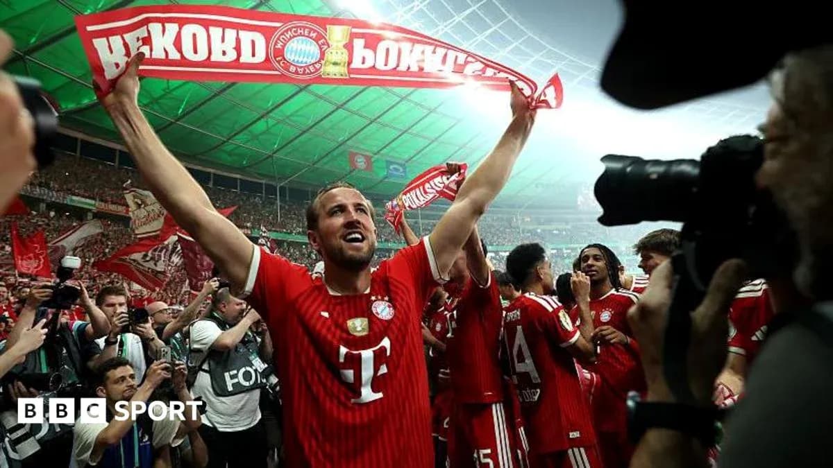 Jugador de Bayern Múnich celebrando con bufanda en el estadio
