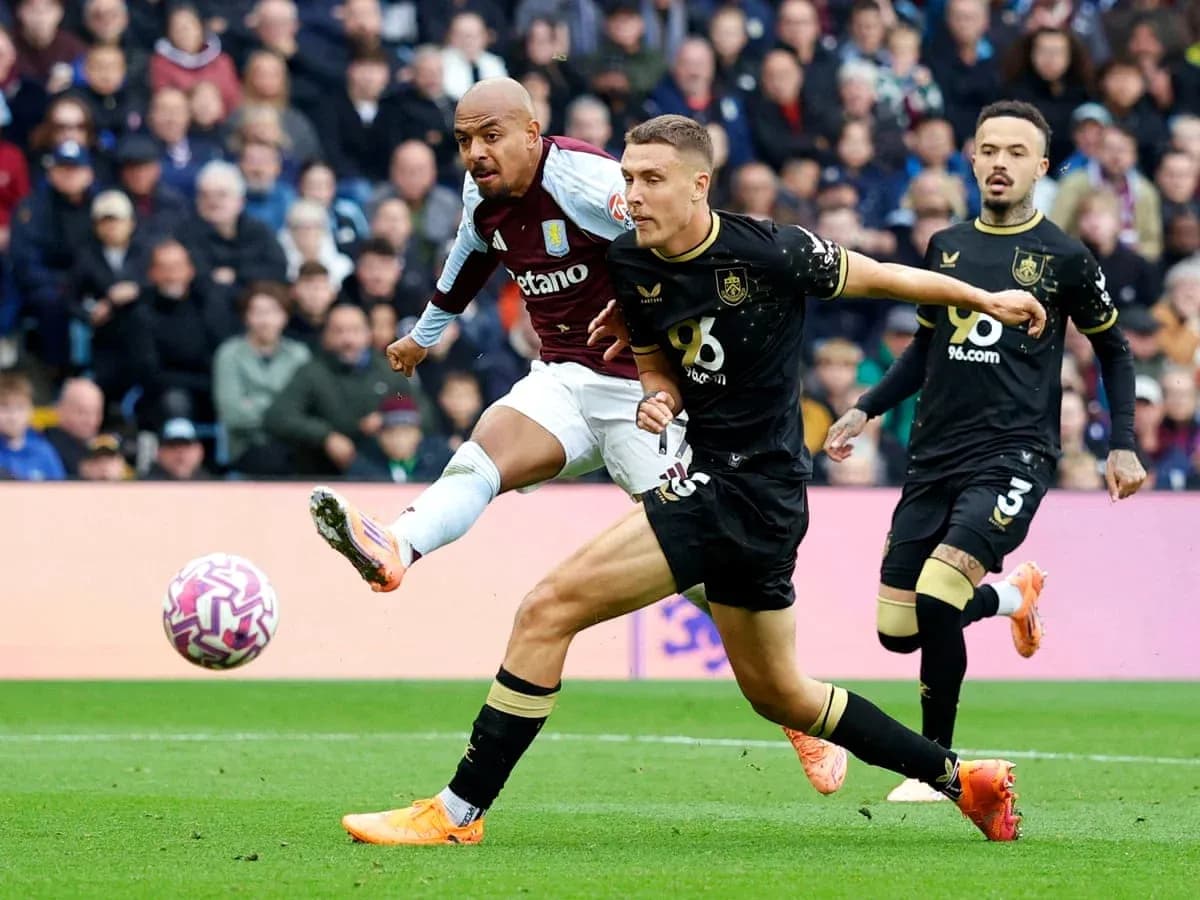 Jugador de Aston Villa disparando ante defensa de Burnley