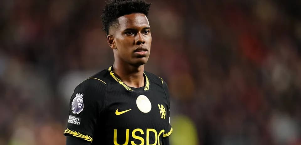 Jugador con camiseta negra de Chelsea en el campo