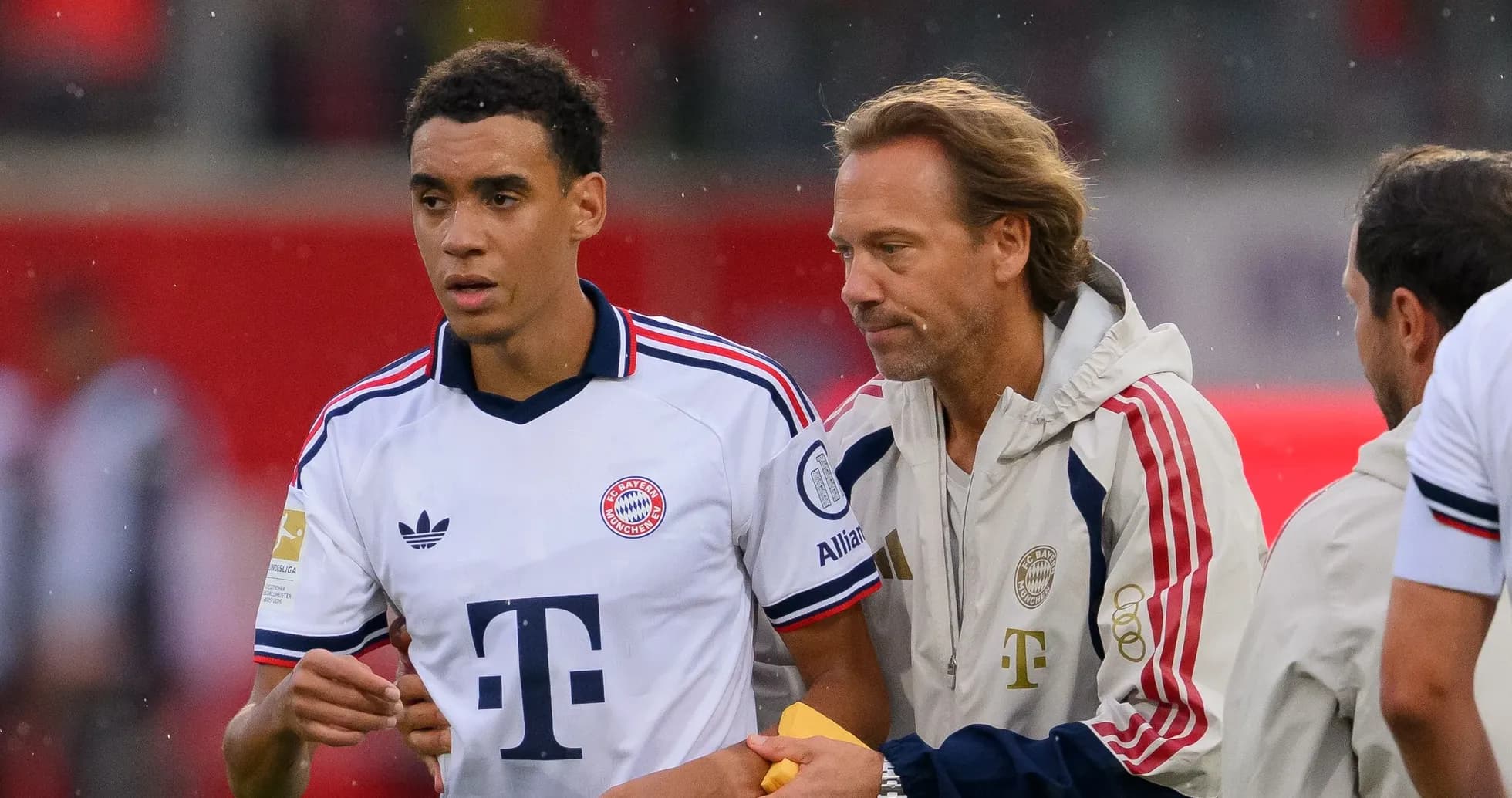 Jugador de Bayern Múnich siendo atendido por el cuerpo técnico