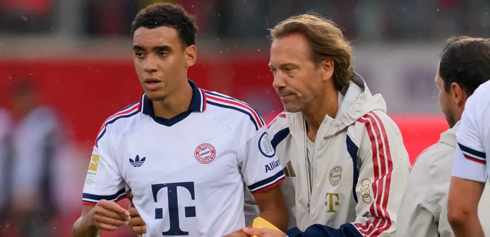 Jugador de Bayern Múnich siendo atendido por el cuerpo técnico