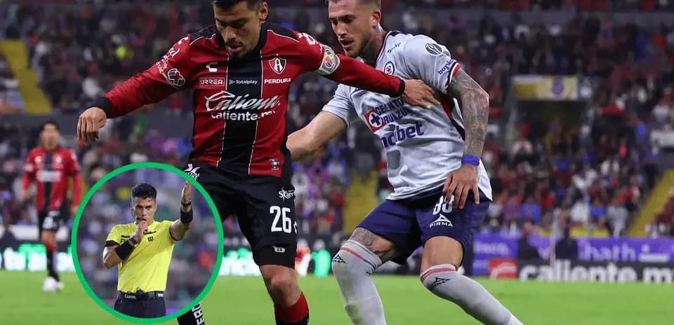 Jugador de Atlas y Cruz Azul disputando el balón