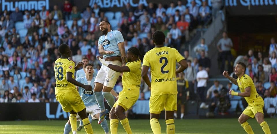 Jugador de Celta Vigo saltando para cabecear