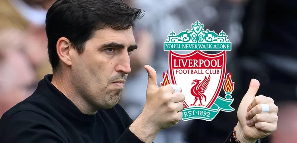 Entrenador dando pulgar arriba con logo de Liverpool