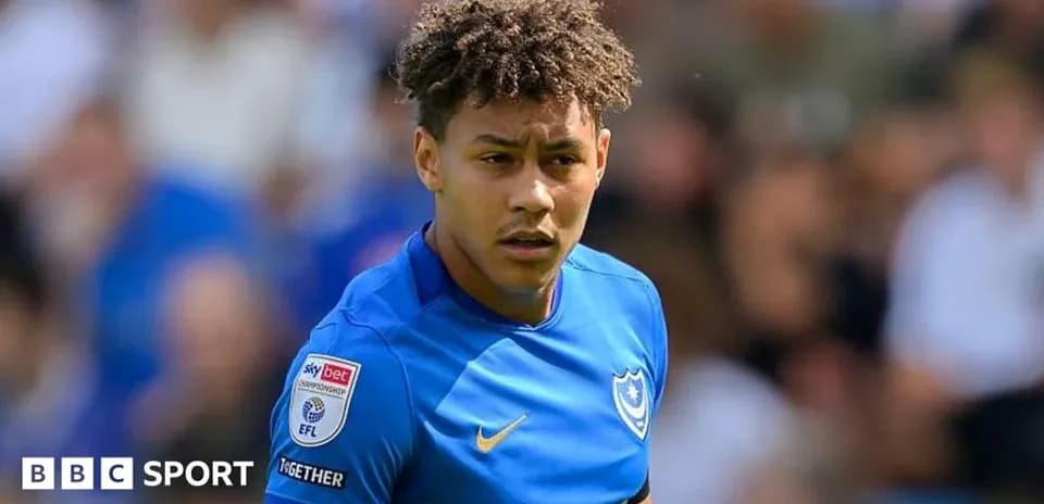 Jugador de Portsmouth en acción durante un partido