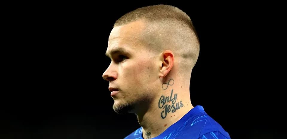 Jugador con camiseta azul mirando hacia un lado