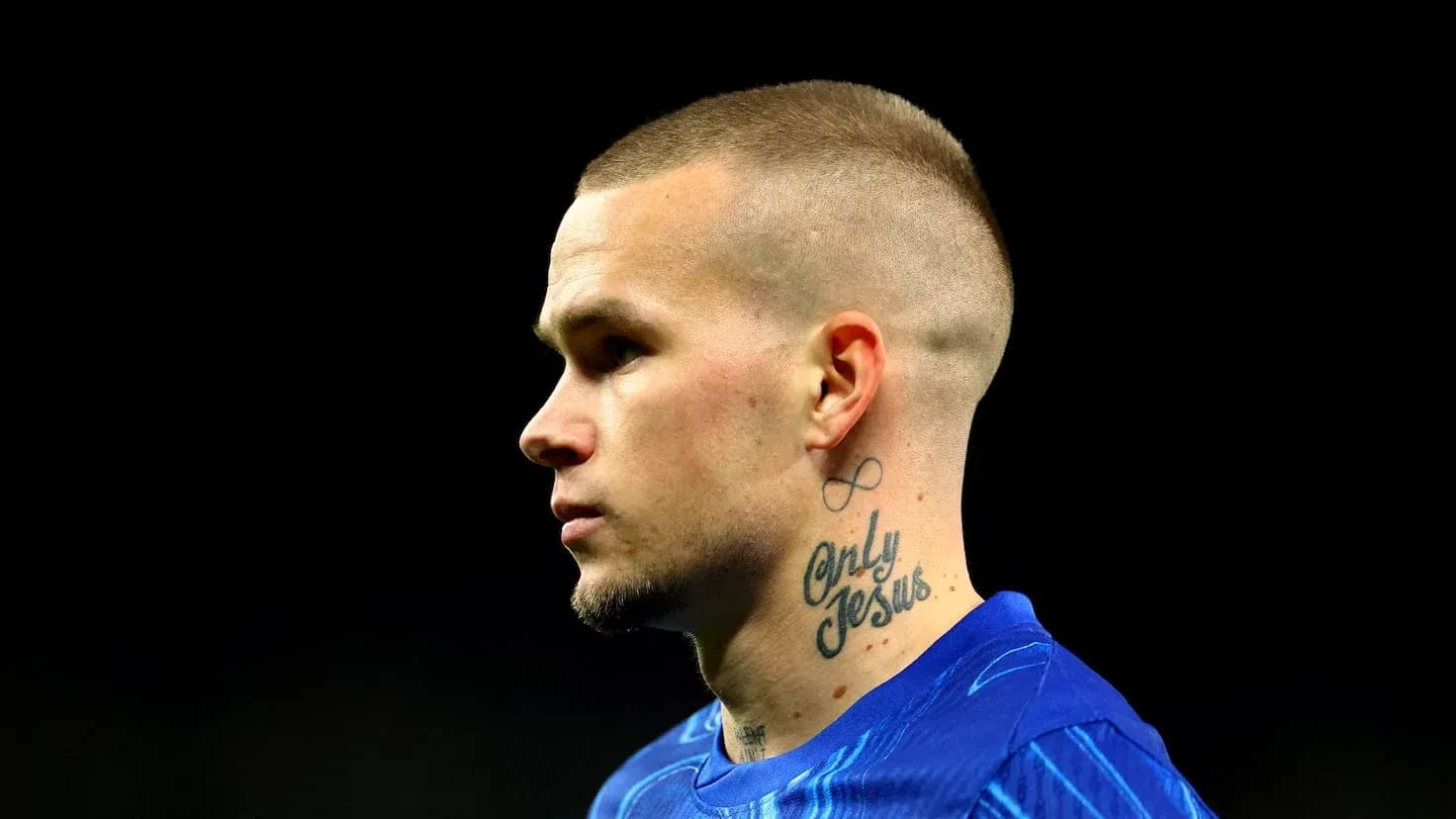 Jugador con camiseta azul mirando hacia un lado