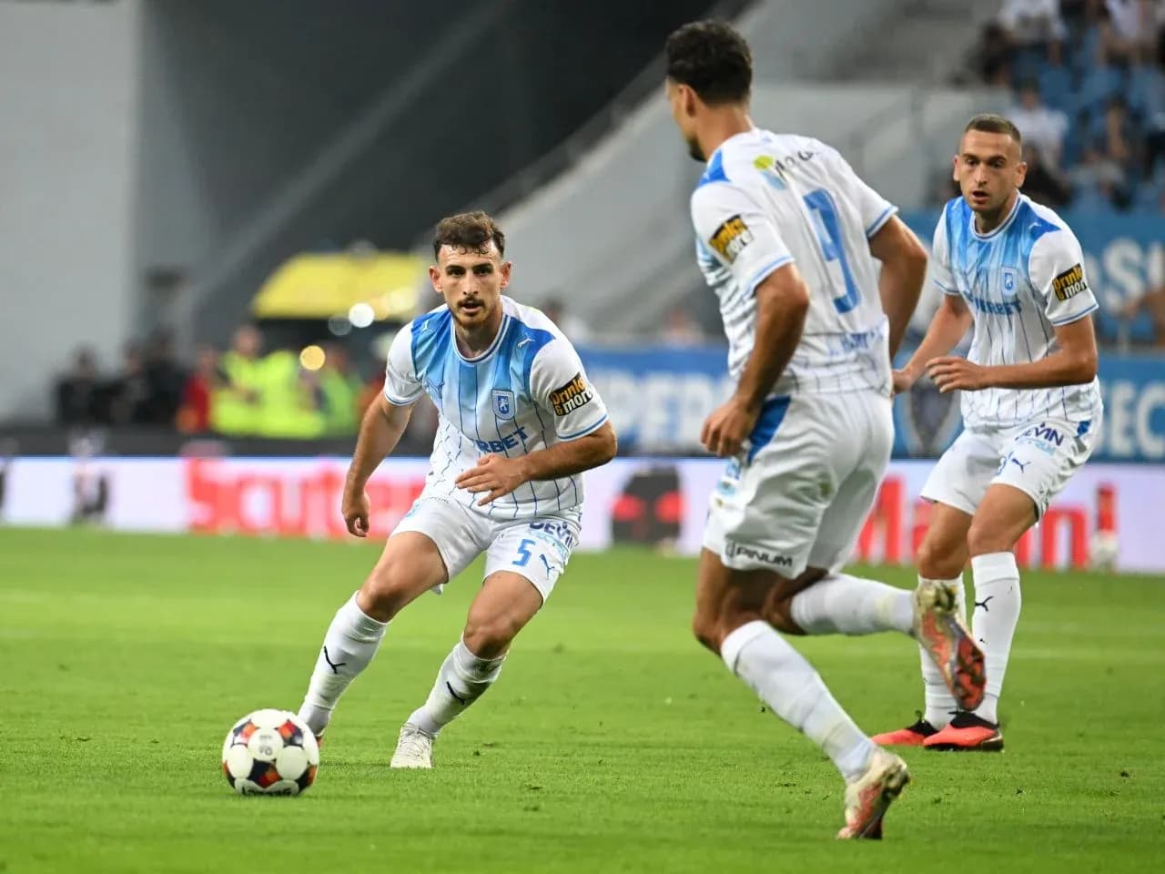Jugadores de Universitatea Craiova en acción