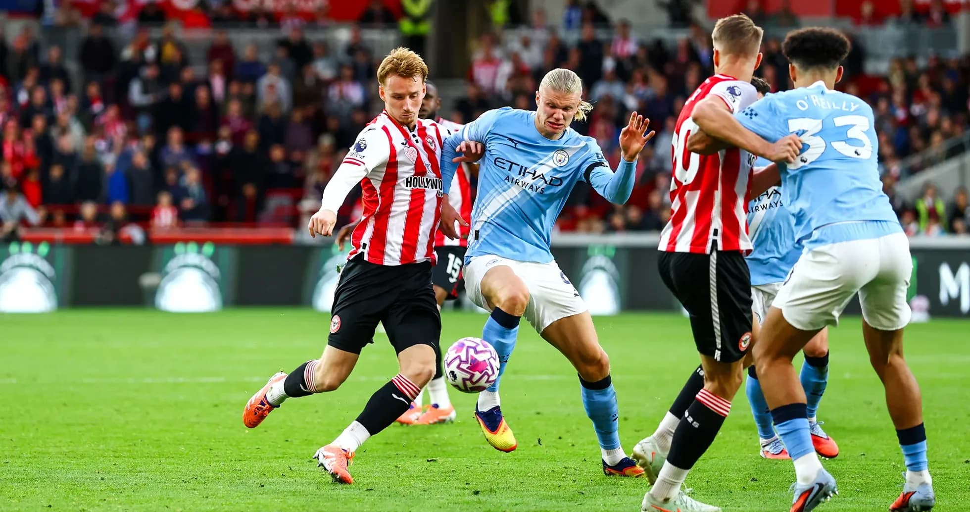Jugador de Brentford desafiando a Erling Haaland