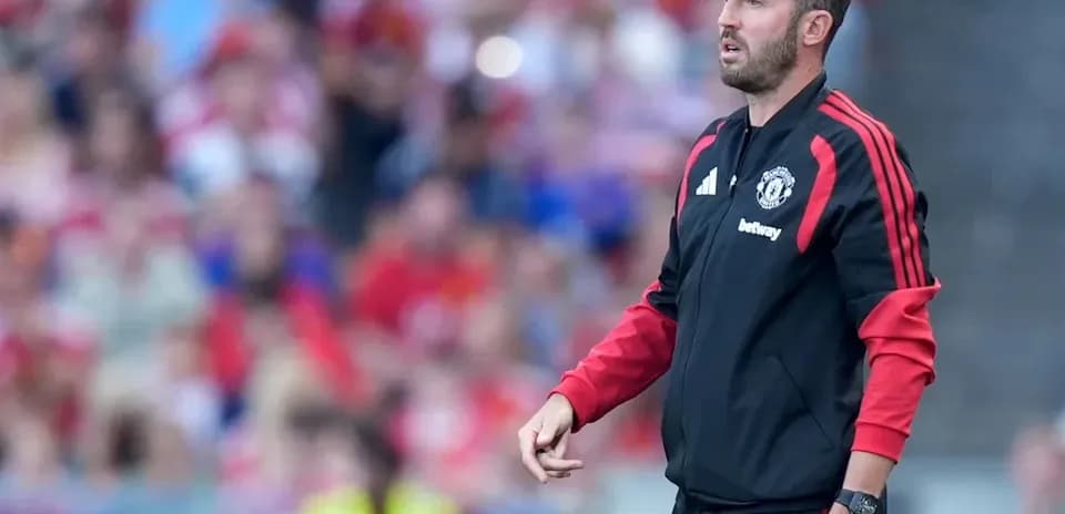 Entrenador de Manchester United dirigiendo desde la línea lateral