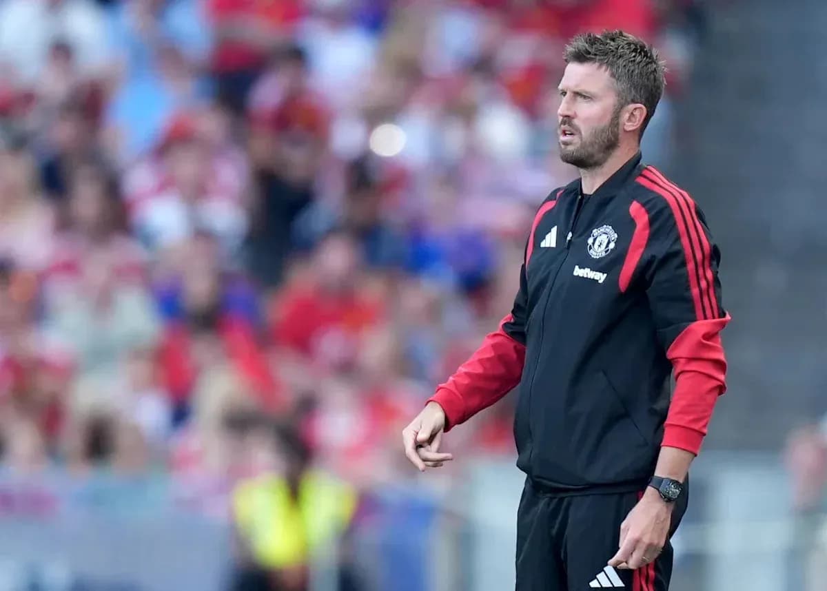 Entrenador de Manchester United dirigiendo desde la línea lateral