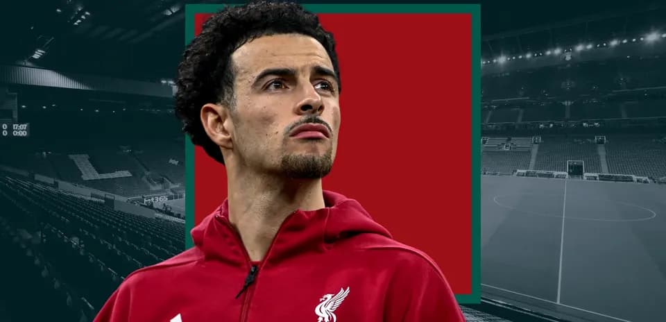 Jugador de Liverpool con sudadera roja en estadio