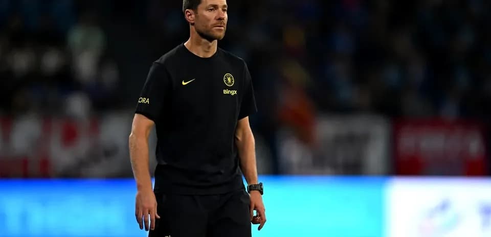Entrenador de pie en el campo durante el partido