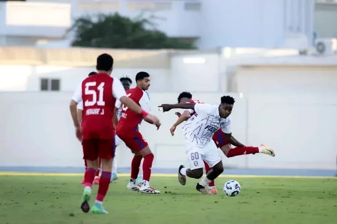 Jugador de Al Dhafra U23 driblando a oponentes