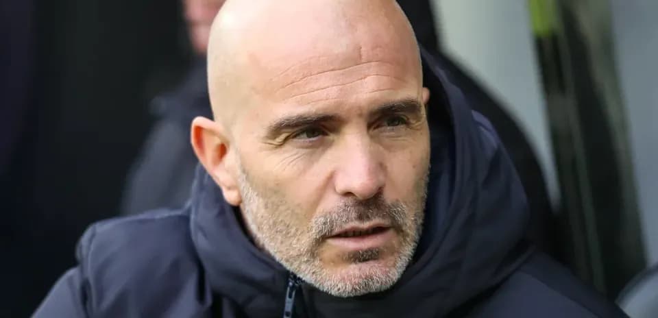 Entrenador observando desde el banquillo durante el partido