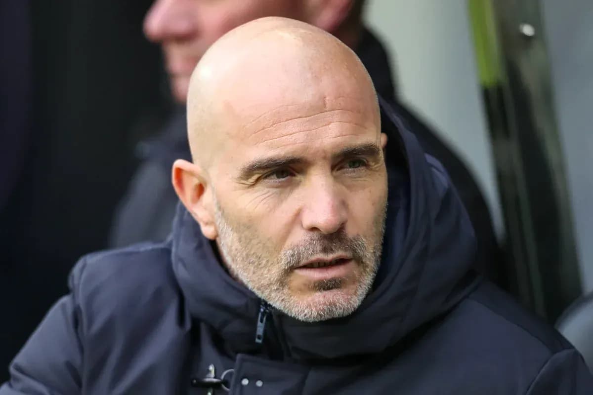 Entrenador observando desde el banquillo durante el partido