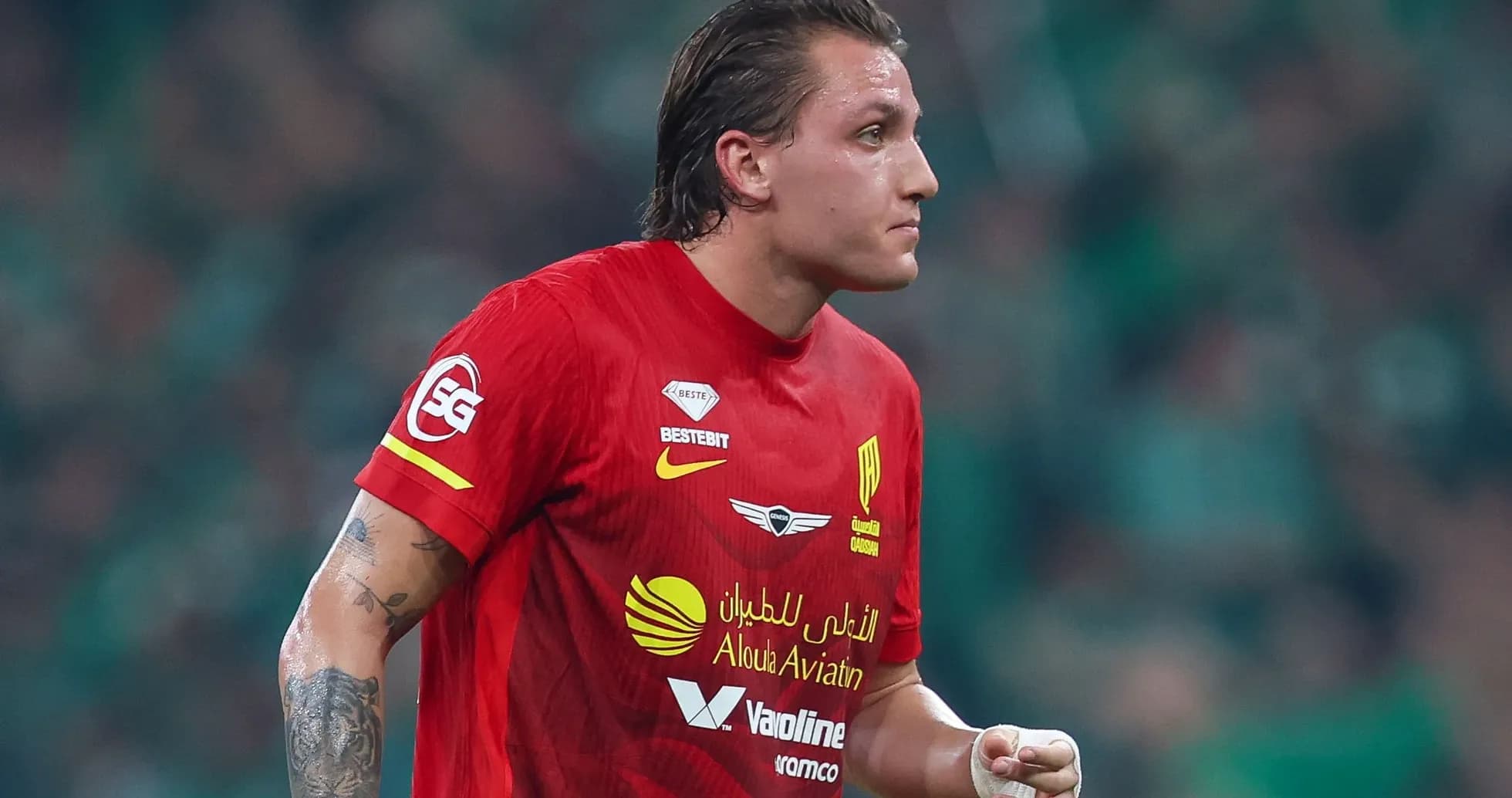 Jugador en uniforme rojo durante partido de fútbol