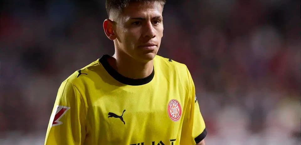 Jugador de Girona CF en camiseta amarilla durante partido