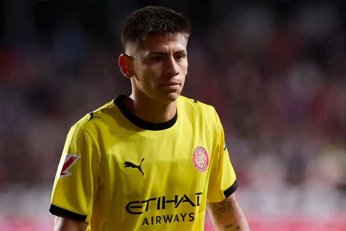 Jugador de Girona CF en camiseta amarilla durante partido