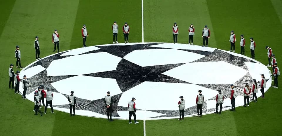 Grupo de personas preparando el logo de la Champions League
