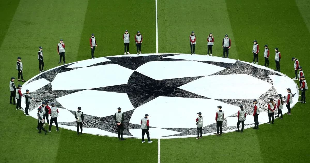 Grupo de personas preparando el logo de la Champions League