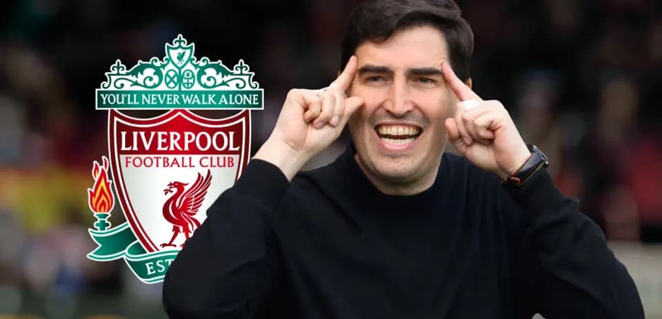 Entrenador celebrando con logo de Liverpool detrás