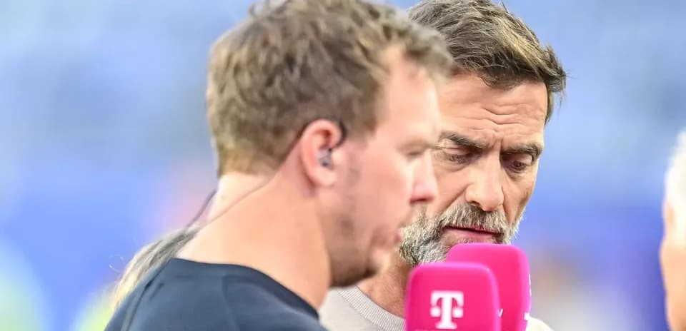 Dos comentaristas conversando en un evento deportivo