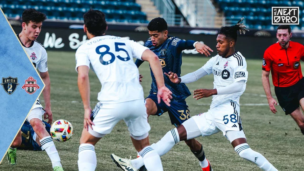 Jugadores compitiendo en el partido Toronto II vs Philadelphia Union II