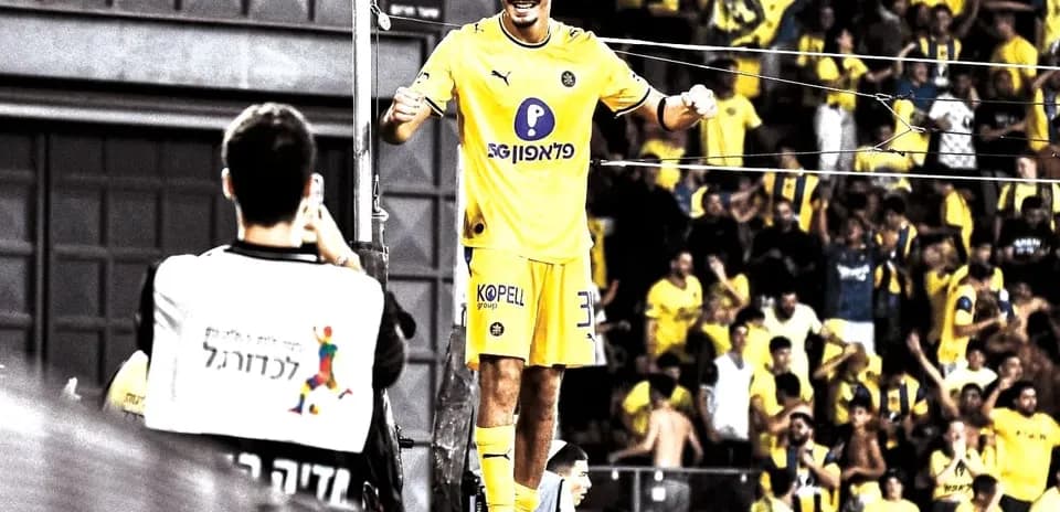 Jugador celebrando con aficionados de Maccabi Tel Aviv