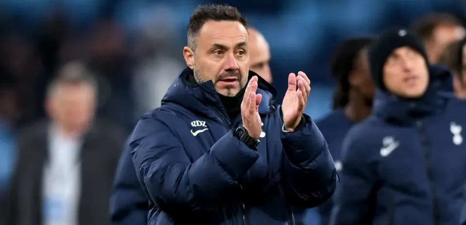 Entrenador aplaudiendo a los jugadores en el campo