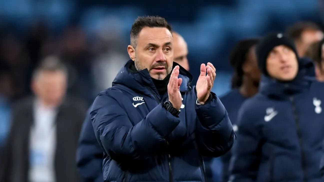 Entrenador aplaudiendo a los jugadores en el campo