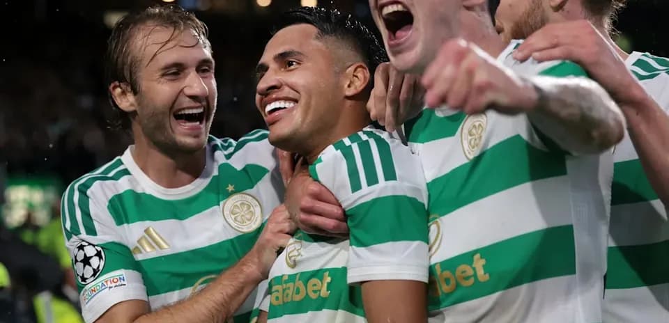 Jugadores de Celtic celebrando un gol juntos