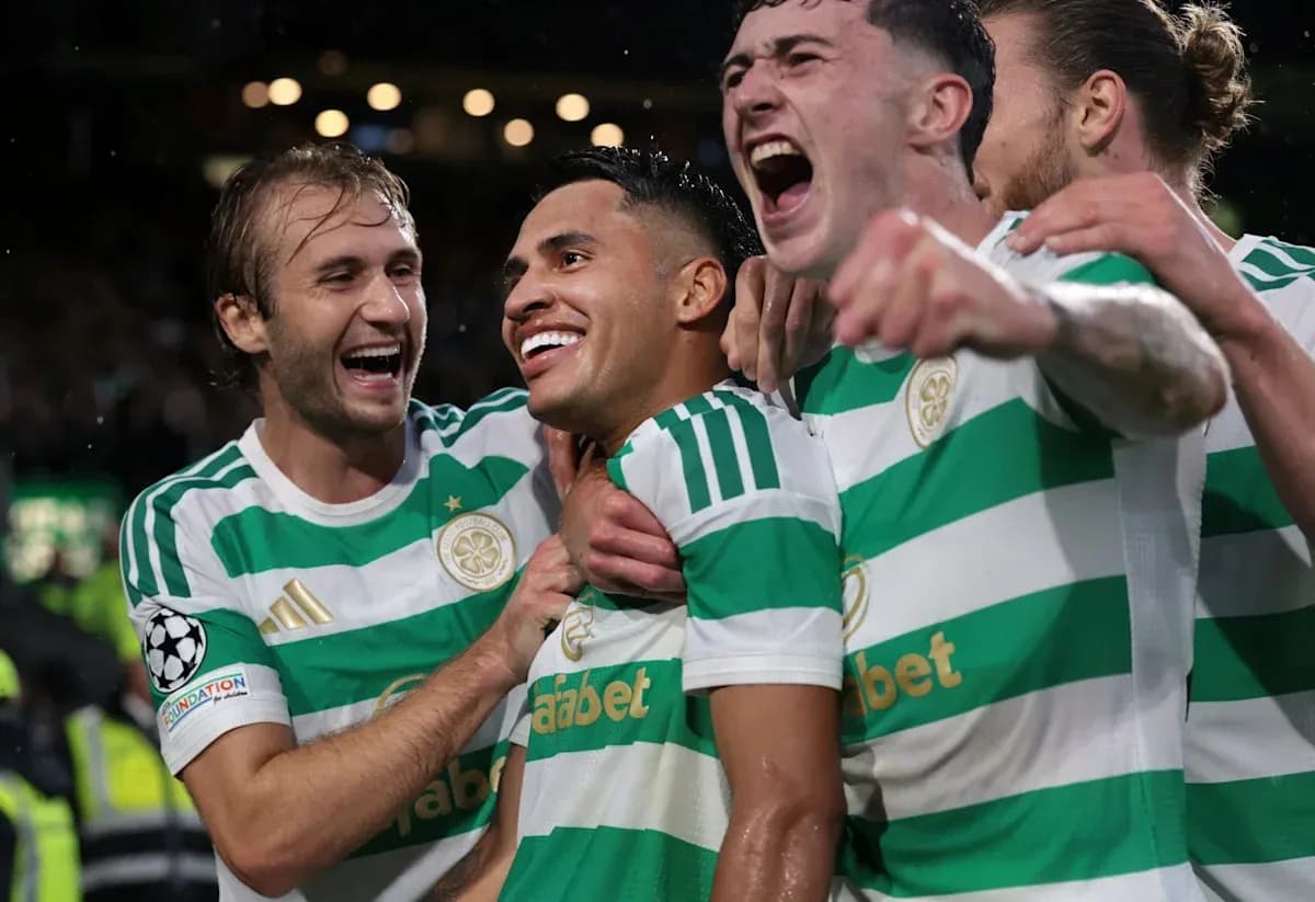 Jugadores de Celtic celebrando un gol juntos