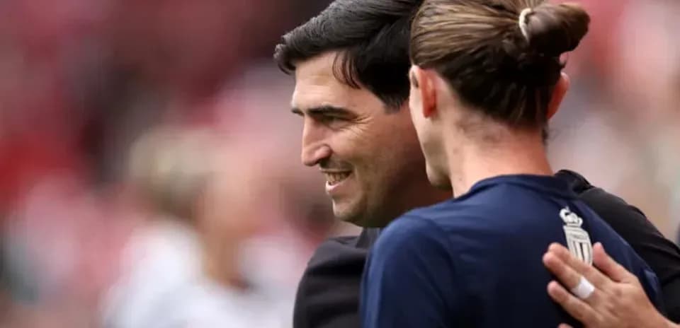 Entrenador y jugador abrazándose antes del partido